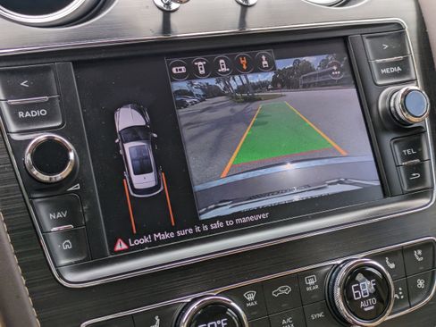 Used 2018 Bentley Bentayga AWD/4WD image 32