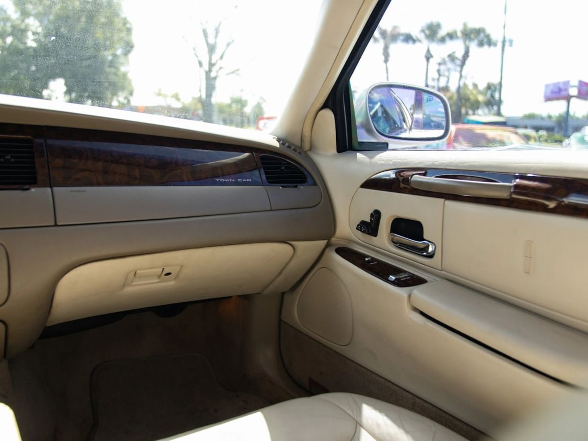 Used 2000 Lincoln Town Car Executive RWD image 29