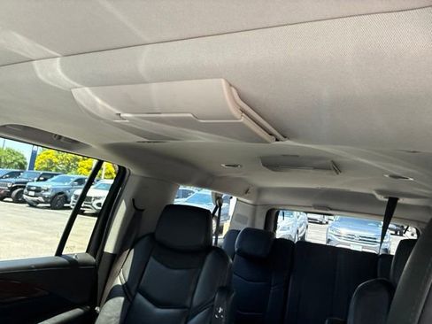Used 2017 Cadillac Escalade ESV Luxury AWD/4WD image 16