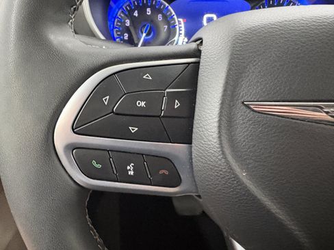 Used 2024 Chrysler Pacifica Touring-L FWD image 32