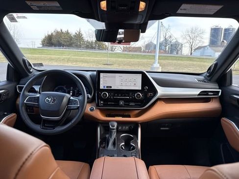 Used 2023 Toyota Highlander Platinum image 18