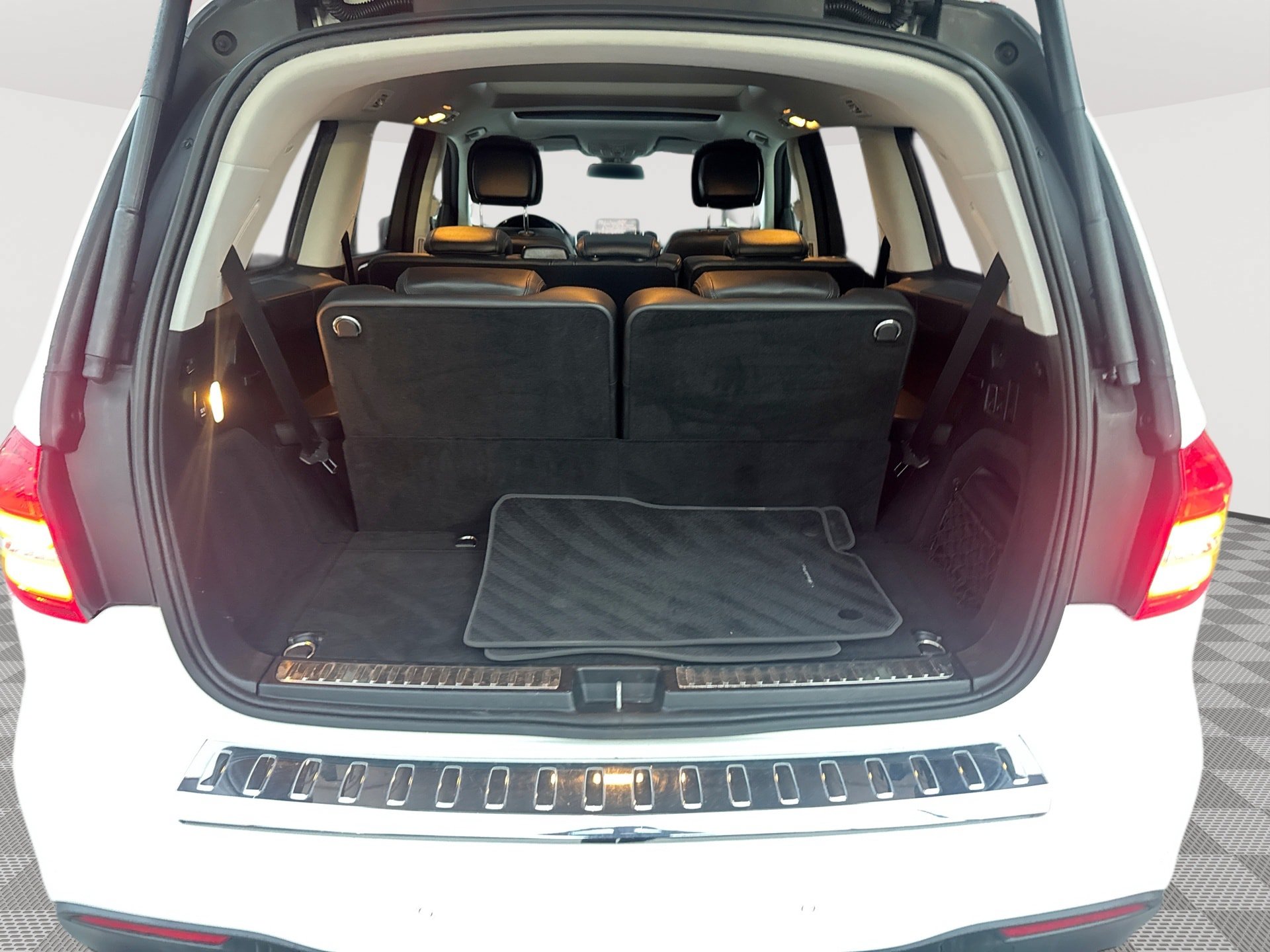 Used 2018 Mercedes-Benz GLS 550 4MATIC w/ Driver Assistance Package image 22