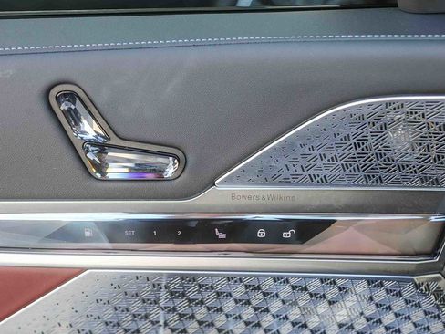 Used 2025 BMW 750e xDrive w/ Premium Package image 18