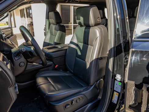 Used 2023 Chevrolet Suburban RST w/ Sport Performance Package image 29