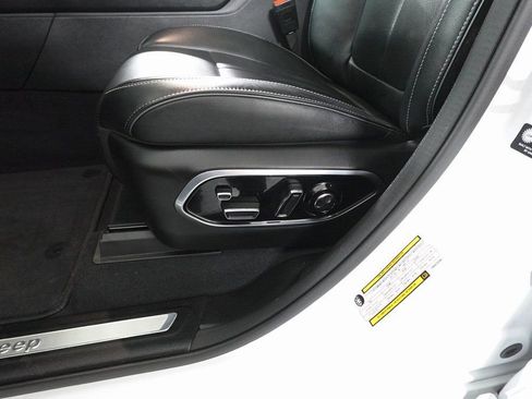 Used 2024 Jeep Grand Cherokee Overland w/ Luxury Tech Group IV image 10