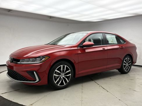 Used 2025 Volkswagen Jetta SE w/ Sunroof Package FWD image 1