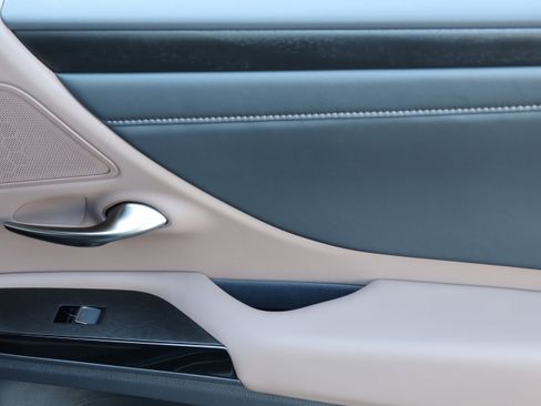 Used 2025 Lexus ES 350 w/ Premium Package image 36