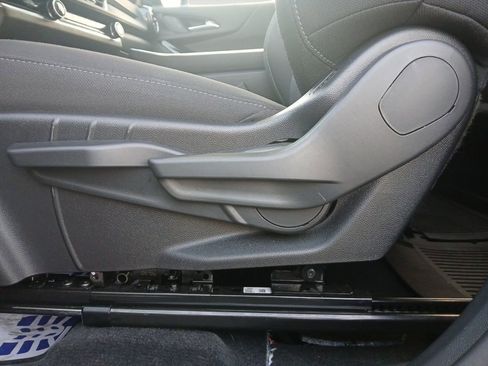 Used 2025 Chevrolet Equinox LT image 16