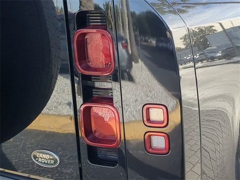 Used 2023 Land Rover Defender 90 SE image 8