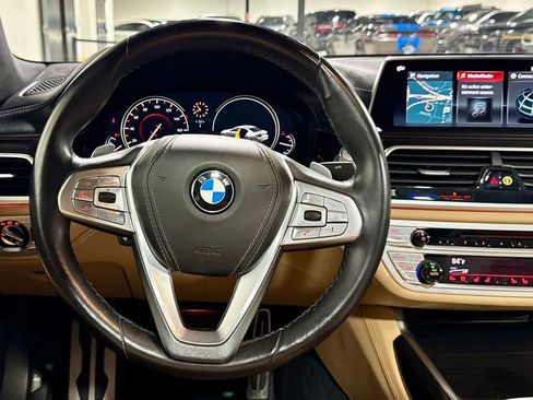 Used 2018 BMW 750i image 17