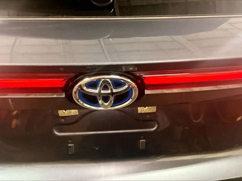 Used 2023 Toyota Venza LE AWD/4WD image 10