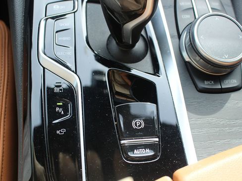 Used 2021 BMW 530e w/ Premium Package image 39