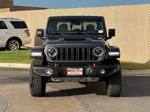 Used 2025 Jeep Gladiator Mojave w/ Convenience Group AWD/4WD image 9
