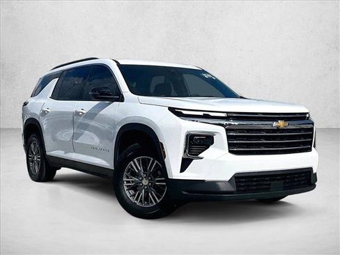 Used 2025 Chevrolet Traverse LT FWD image 12