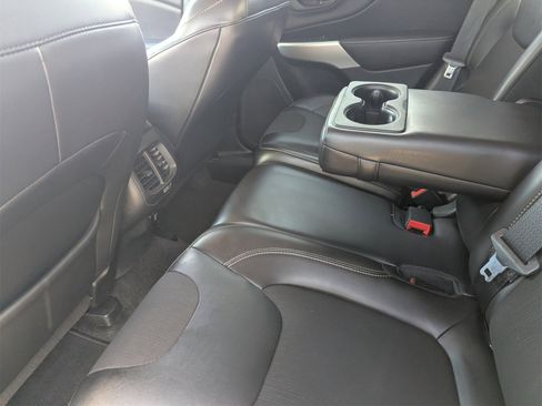 Used 2018 Jeep Cherokee Latitude Plus w/ Comfort/Convenience Group image 14