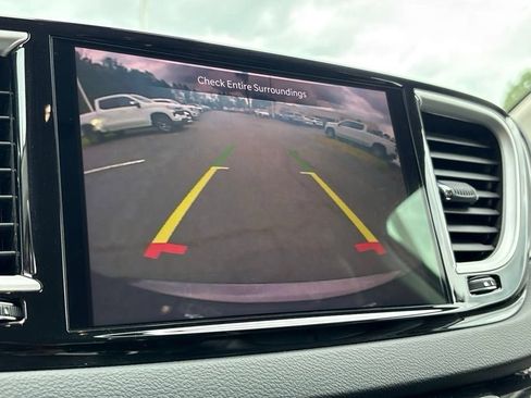 Used 2023 Chrysler Pacifica Touring-L FWD image 33
