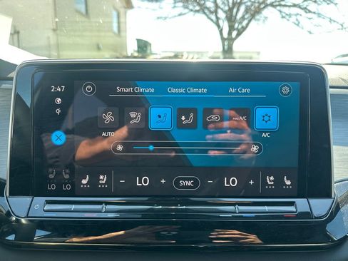 Used 2024 Volkswagen Atlas Cross Sport SE image 16