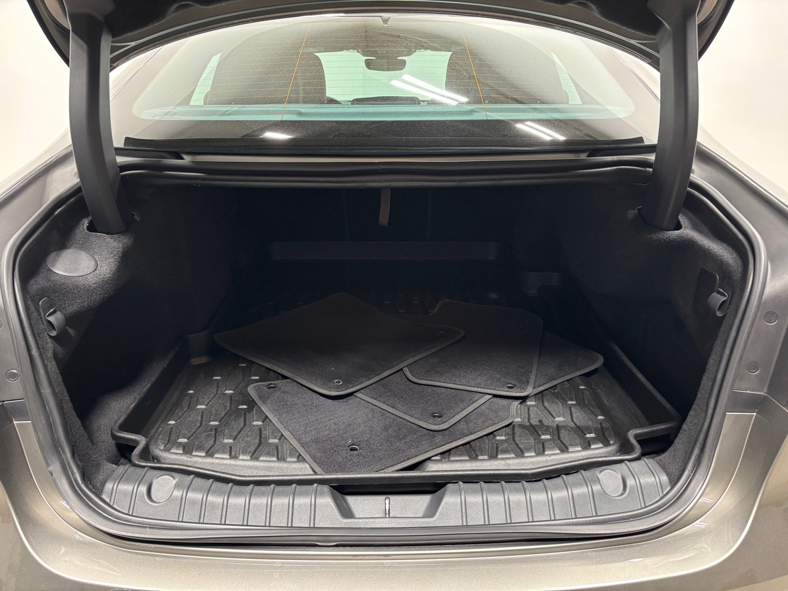 Used 2023 Jaguar XF R-Dynamic SE AWD/4WD image 40