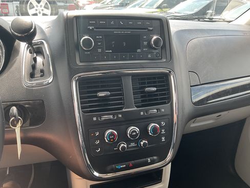Used 2017 Dodge Grand Caravan SE w/ UConnect Hands-Free Group FWD image 10