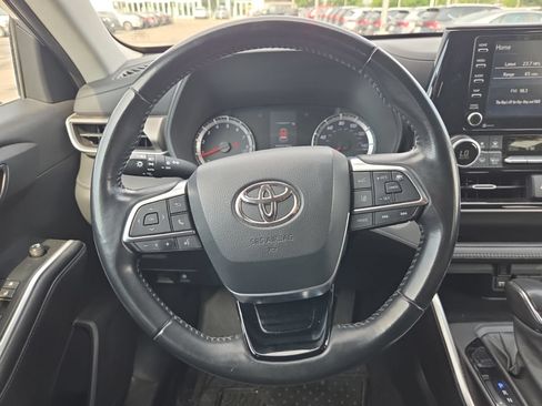 Used 2021 Toyota Highlander LE AWD/4WD image 21