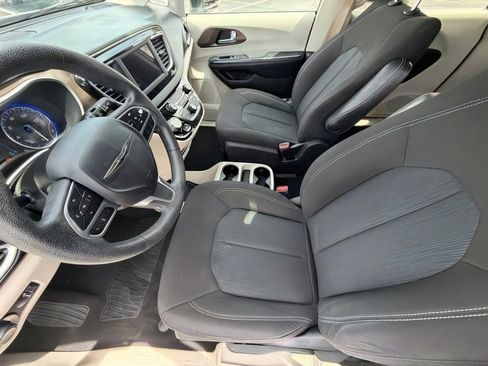 Used 2020 Chrysler Voyager L FWD image 15