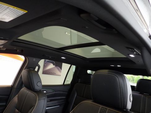 Used 2025 Chevrolet Traverse High Country w/ LPO, Floor Liner Package AWD/4WD image 17