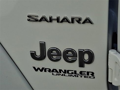 Used 2018 Jeep Wrangler Unlimited Sahara image 30
