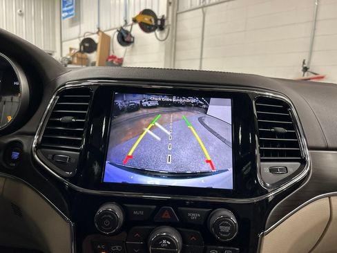 Used 2019 Jeep Grand Cherokee Overland AWD/4WD image 20