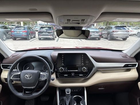 Used 2020 Toyota Highlander XLE FWD image 22
