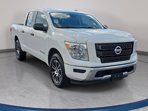 Used 2022 Nissan Titan SV image 3