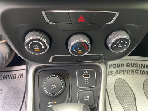 Used 2018 Jeep Compass Latitude AWD/4WD image 25