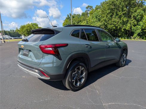 Used 2025 Chevrolet Trax LT FWD image 5