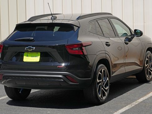 Used 2025 Chevrolet Trax RS FWD image 48