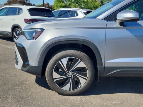 New 2025 Volkswagen Taos SE AWD/4WD image 2