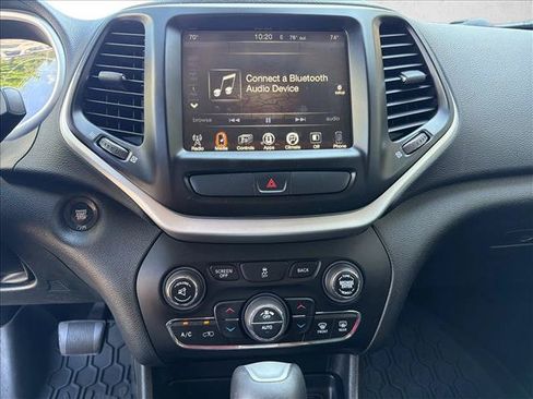 Used 2018 Jeep Cherokee Latitude Plus w/ Comfort/Convenience Group AWD/4WD image 19