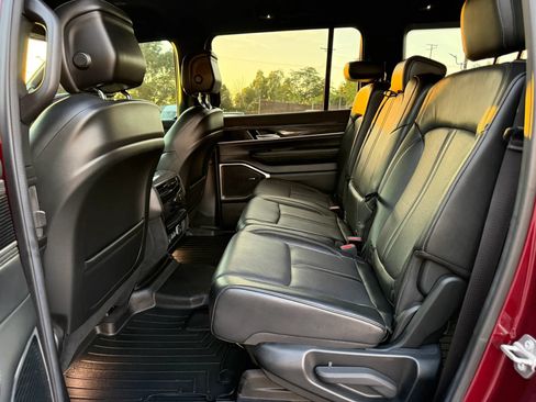 Used 2022 Jeep Wagoneer Series II AWD/4WD image 16