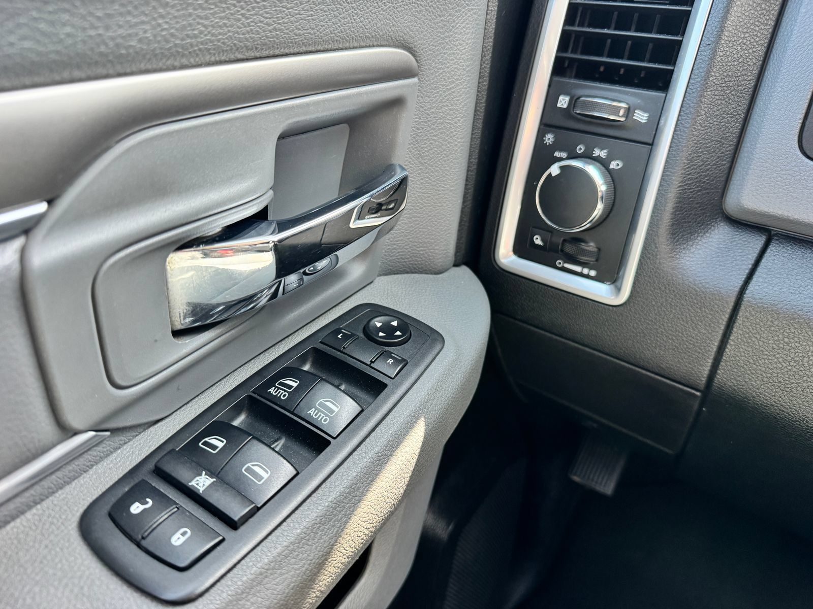 Used 2018 RAM 1500 Classic SLT AWD/4WD image 12