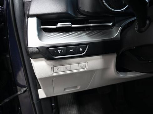 Used 2022 Kia Carnival LX image 26