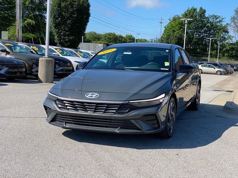 Used 2025 Hyundai Elantra Sport FWD image 3
