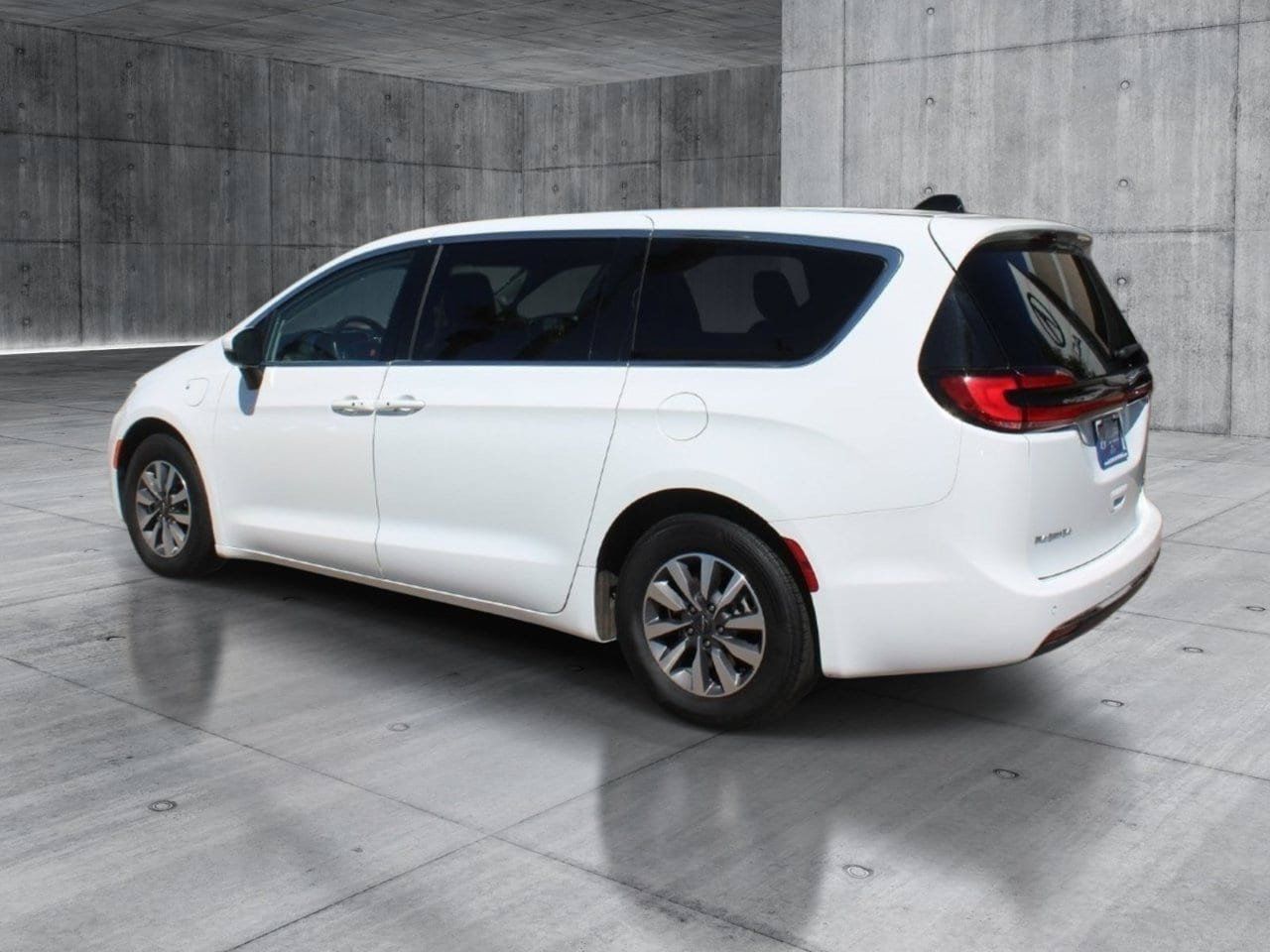 Used 2023 Chrysler Pacifica Touring-L FWD image 3