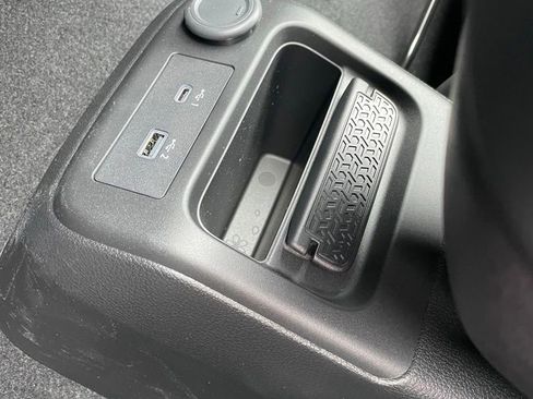 Certified 2025 Nissan Ariya AWD image 37