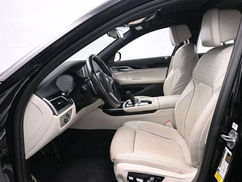 Used 2022 BMW 740i w/ M Sport Package RWD image 11