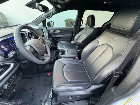 Used 2023 Chrysler Pacifica Touring-L w/ S Appearance Package FWD image 11
