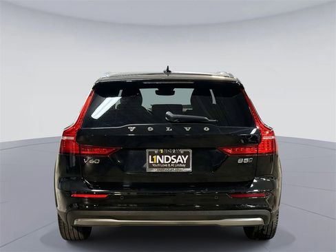 Used 2025 Volvo V60 B5 Cross Country Plus image 11