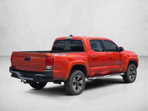 Used 2017 Toyota Tacoma TRD Sport AWD/4WD image 5