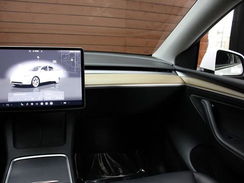 Used 2023 Tesla Model Y Long Range image 26