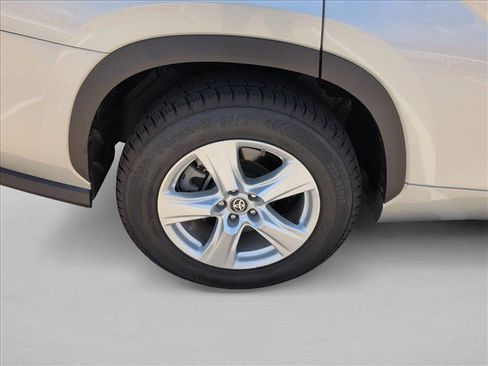 Used 2023 Toyota Highlander L FWD image 21