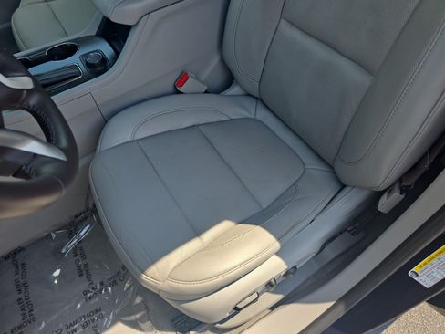 Used 2017 GMC Acadia SLT w/ LPO, Cargo Package FWD image 16