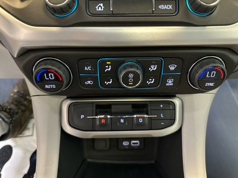 Used 2023 GMC Acadia SLT w/ Preferred Package AWD/4WD image 24