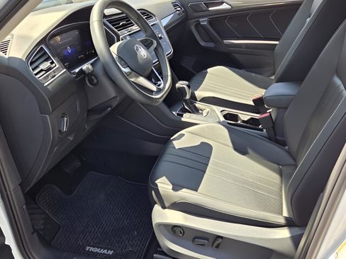 Used 2023 Volkswagen Tiguan SE image 13